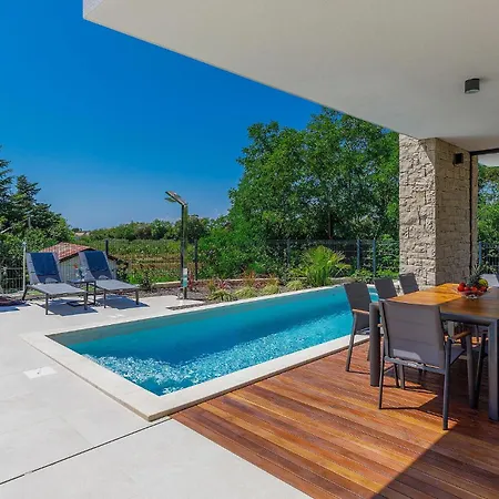 בית נופש Awesome In With Kitchen Bašanija