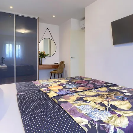 Awesome In With Kitchen Holiday home Basanija