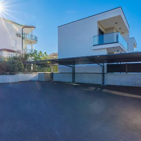 בית נופש Awesome In With Kitchen Bašanija